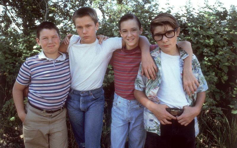 Sie sind dem "Geheimnis eines Sommers" auf der Spur: In "Stand by Me" suchen vier Zwölfjährige (von links: Jerry O'Connell, River Phoenix, Wil Wheaton und Corey Feldman) 1959 nach einem vermissten Jungen und müssen dabei zahlreiche Abenteuer bestehen. Der Coming-of-Age-Kultfilm von 1986 machte seine jugendlichen Darsteller zu Kinderstars, was aus ihnen wurde, zeigt die Galerie ...