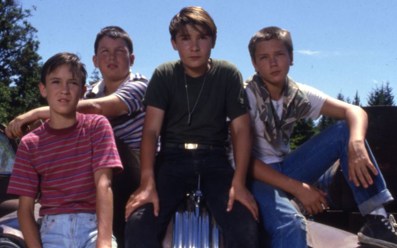 Erzählt wird "Stand By Me" nach einer Erzählung von Stephen King aus der Perspektive des Schriftstellers Gordon Lachance (Richard Dreyfuss): Angesichts einer Todesanzeige für seinen Freund Chris Chambers erinnert sich Gordon an die Abenteuer, die er als Zwölfjähriger(Bild links, Wil Wheaton) mit seinen Freunden im Sommer 1959 in seiner Heimatstadt Castle Rock erlebte.