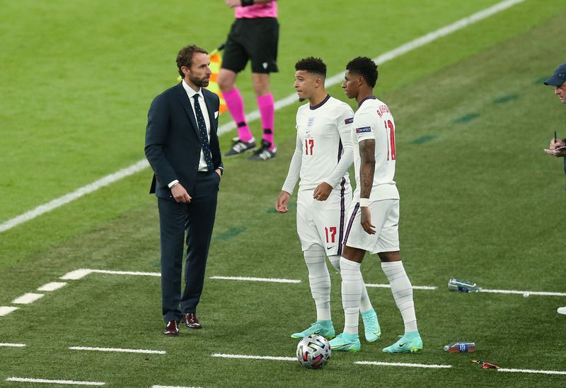 Englands Nationaltrainer Gareth Southgate wechselte Jadon Sancho und Marcus Rashford (von links) extra für das Elfmeterschießen ein. Auf ihre Fehlschüsse folgte Rassismus auf Sozialen Netzwerken.