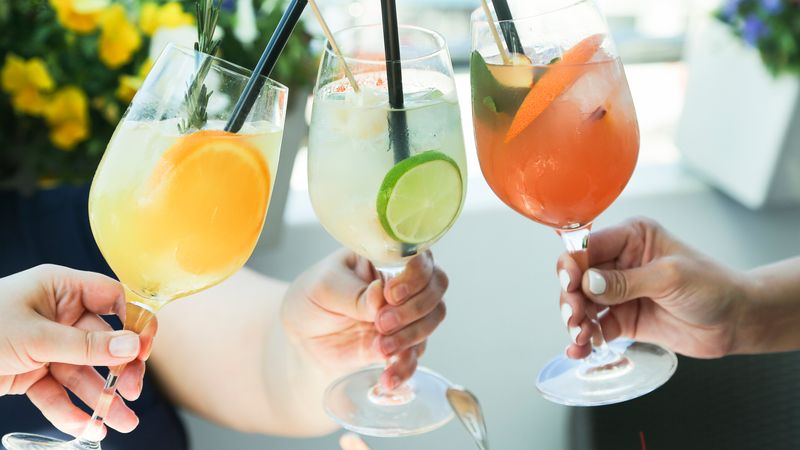 Limetten, Beeren, Minze: Aus einem frischen Sommerdrink sind diese drei Zutaten kaum wegzudenken. Doch welche Getränke, ob mit oder ohne Alkohol, lassen sich daraus zaubern? Das Video präsentiert Ihnen kreative Rezepte.