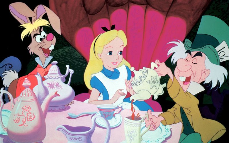 Wunderbar surreal: Am 26. Juli 1951 feierte der Disney-Film "Alice im Wunderland" in London Premiere, zwei Tage später startete das Zeichentrickmeisterwerk in den US-Kinos. Wir zeigen Ihnen in unserer Galerie diesen und viele andere unsterbliche Zeichentrick-Klassiker aus dem Hause Disney.