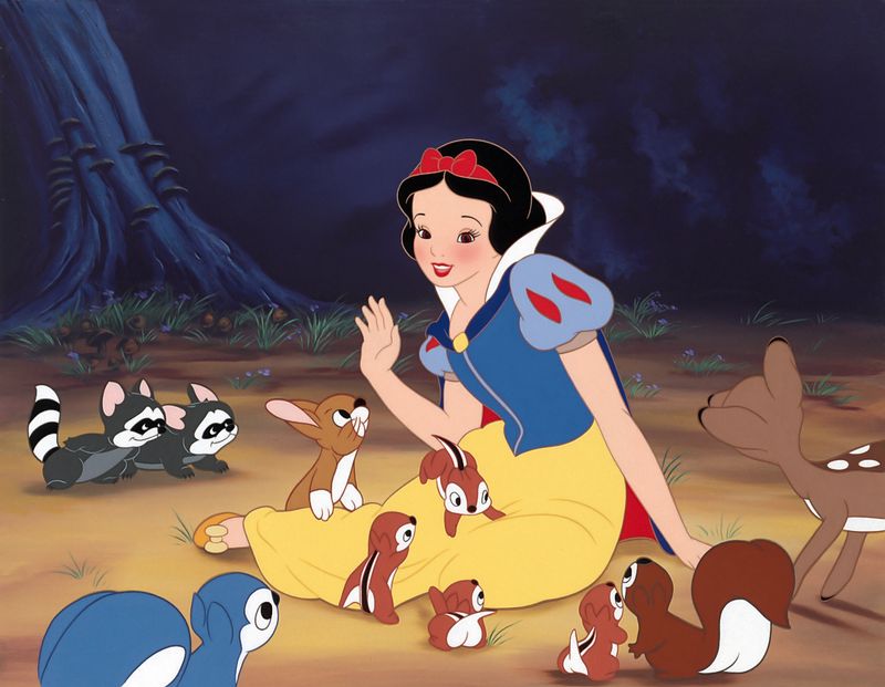 Der erste abendfüllende Film Walt Disneys aus dem Jahr 1937 ist gleichzeitig einer der schönsten: "Schneewittchen und die sieben Zwerge" (1937) basiert auf dem Märchen der Brüder Grimm und gilt als einer der bedeutendsten Zeichentrickfilme aller Zeiten. An "Schneewittchen" arbeiteten bis zu 750 Künstler, die den Grundstein für den Erfolg des Hauses Disney legten.