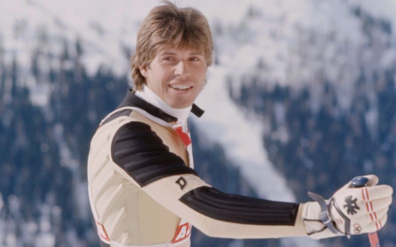 Er bekam das Talent zum Skirennläufer in die Wiege gelegt: Hansi Hinterseers Vater gewann 1960 Olympiagold im Slalom. Für den späteren Volksmusik-Star und TV-Moderator reichte es "nur" zu einer WM-Silbermedaille 1974. Bei seiner einzigen Olympia-Teilnahme 1976 in Innsbruck belegte er im Riesenslalom allerdings einen enttäuschenden 14. Platz. 