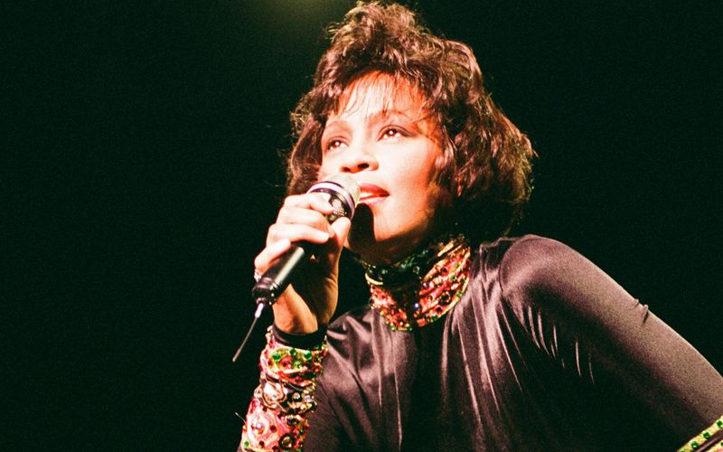 Ihr konnte kein Vergleich mit anderen Sängerinnen gerecht werden, viele nannten sie schlicht "The Voice": Whitney Houston besaß einen unglaublichen Stimmumfang und überragende technische Fähigkeiten, in ihrer Stimme lag eine unfassbare Klarheit und Stärke. Als die Sängerin 2012 mit nur 48 Jahren tragisch verstarb, verlor die Popmusik eine ihrer allergrößten Stimmen.