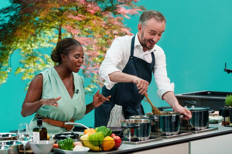 Motsi Mabuse bereitete das südafrikanische Nationalgericht Chakalaka zu, Jan Böhmermann den Hausmannskost-Klassiker Grünkohl mit Pinkel nach Bremer Art.