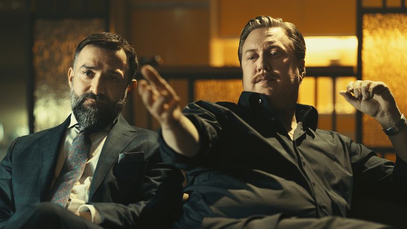 Julian Hessenthaler (Nicholas Ofczarek, rechts) und der Ramin Mirfakhrai (David A. Hamade) haben die "Ibiza Affäre" eingefädelt.