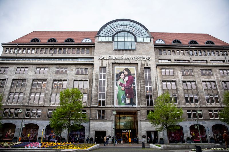 Das Kaufhaus des Westens wurde von dem jüdischen Kaufmann Adolf Jandorf gegründet und 1907 eröffnet. Bis heute gilt es als eine der beliebtesten Einkaufsadressen in Berlin.