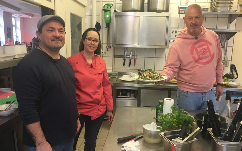 So muss es aussehen: Frank Rosin (rechts) zeigt Jorge und Verena, wie man ein gutes Gericht auch tatsächlich appetitlich präsentiert. "Vom Anrichten habt ihr genauso viel Ahnung wie ein Bauarbeiter vom Ballett-Tanzen."