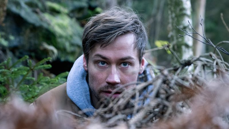 Roman (David Kross) kämpft im Wald ums Überleben.