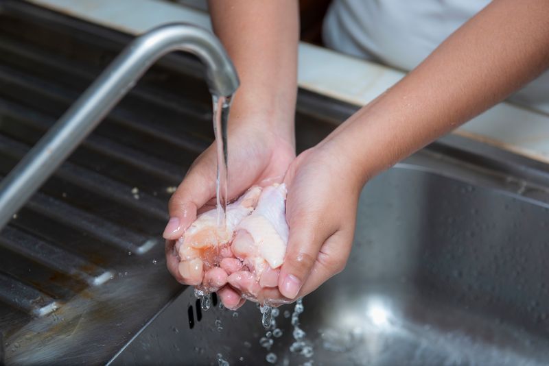 Sobald Fleisch mit Wasser in Kontakt kommt, erhöht sich das Risiko, Bakterien weiterzuverteilen. Damit wächst auch die Gefahr, an einer Infektion durch Keime zu erkranken. Deshalb sollte auf das Reinigen von rohem Fleisch unterm Wasserhahn verzichtet werden. Denn mit Wasserspritzern werden mögliche Keime und Viren an Spüle, Armaturen oder Griffen weiter verteilt. 