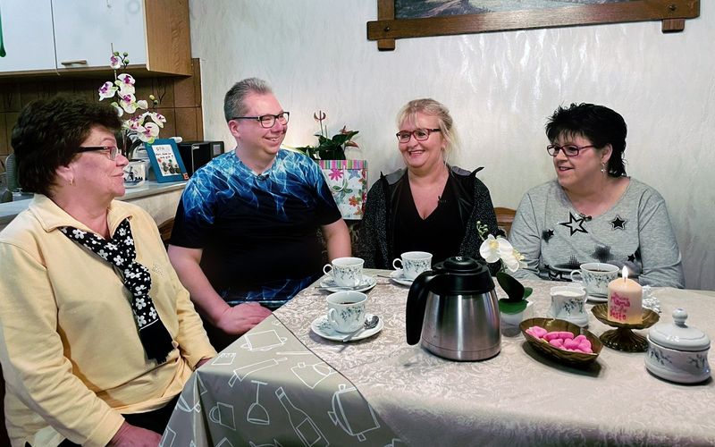 Marianne (links) lud Sohn Tobias und seine Verehrerinnen Andrea und Gabi (von links) zum Kaffekränzchen ein. 