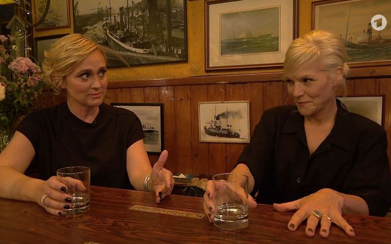 Caren Miosga (links) brachte Ina Müller in "Inas Nacht" am Donnerstag russischen Wodka mit und russische Toasts bei.