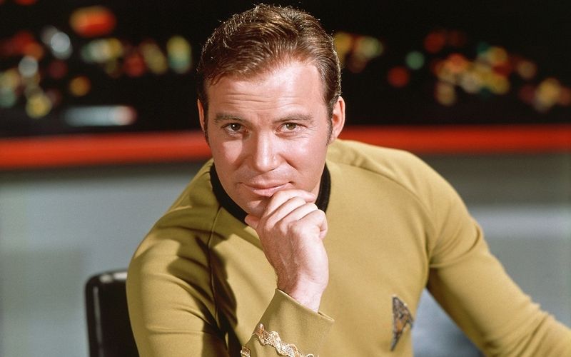 Kein anderer Raumschiff-Kapitän schafft es wohl gleichzeitig, die Menschheit zu retten und eine Außerirdische zu verführen. Captain James Tiberius Kirk (William Shatner) folgt anders als Picard nicht seinen Idealen, sondern seiner Intuition. Er weiß stets, was zu tun ist und sein charismatischer Führungsstil vereint seine Crew in jeder noch so ausweglosen Situation jederzeit hinter ihm. 