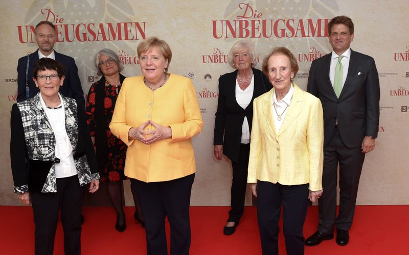 Bundeskanzlerin Angela Merkel (vorne, Mitte) besuchte die Filmpremiere von "Die Unbeugsamen" in Berlin. Auf dem Foto ist sie mit Rita Süssmuth (vorne, links) und Roswitha Verhülsdonk zu sehen. Hintere Reihe von links: Regisseur Torsten Körner, Christa Nickels, Renate Schmidt 
und Produzent Leopold Hoesch.