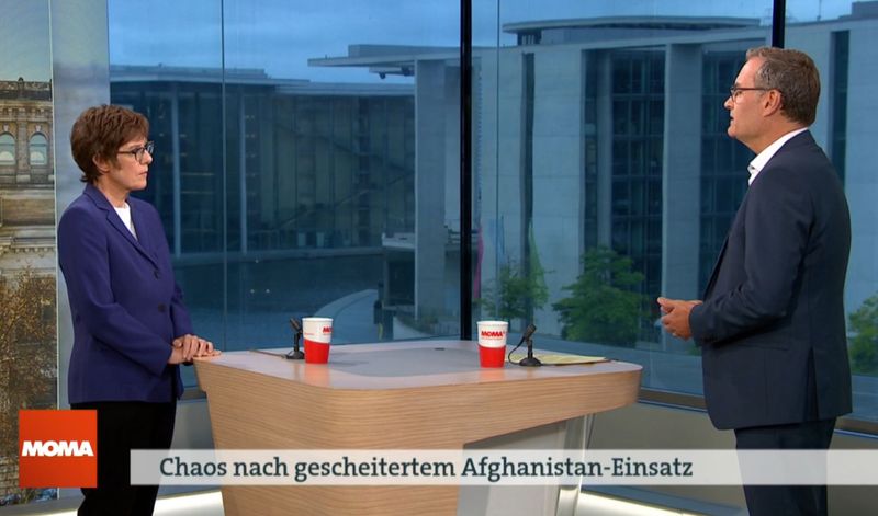 Mit Michael Strempel sprach Annegret Kramp-Karrenbauer unter anderem darüber, warum die Bundeswehr erst so spät reagierte.