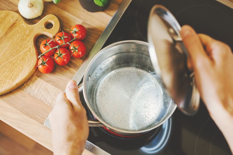 So werden beim Kochen mit passenden Deckel bis zu 65 Prozent weniger Strom oder Gas verbraucht. Denn ohne Deckel strömt unnötig Hitze aus dem Topf, das Essen muss dadurch länger gekocht werden und wertvolle Energie wird verbraucht. Wichtig ist, dass der Deckel dicht abschließt, denn bereits ein Fingerbreit gekippter Deckel verursacht fast den gleichen Wärmeverlust wie ganz ohne Deckel.