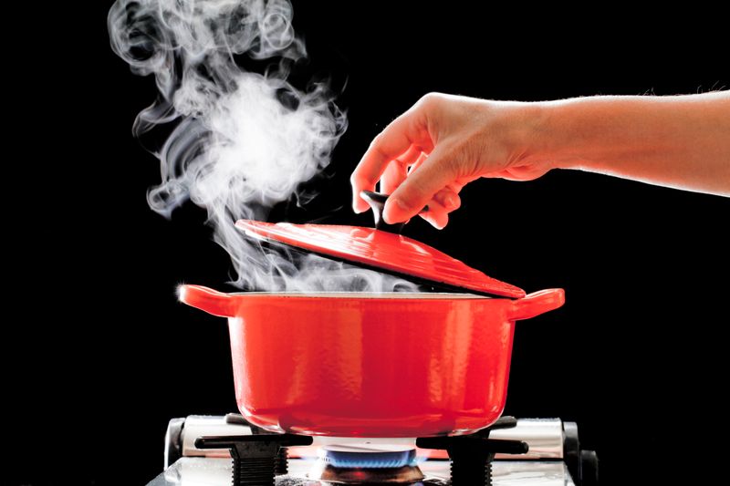 Viele Tipps und Tricks, um im Haushalt und vor allem beim Kochen wertvolle Energie zu sparen, klingen simpel und sind schnell umgesetzt, werden aber nur allzu oft einfach vergessen. Allein wenn man beim Kochen mit Topf und Pfanne immer die passenden Deckel benutzt, spart man nicht nur Geld, sondern auch wertvolle Energie. 