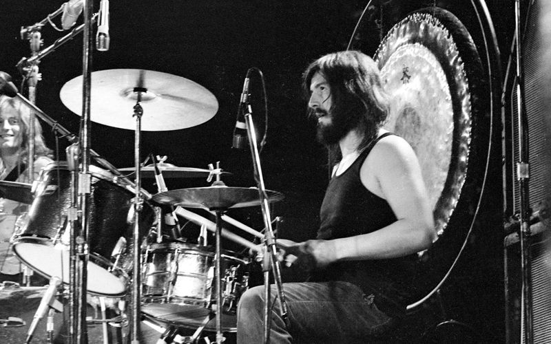 Nach seinem tragischen Tod 1980 war Schluss mit Led Zeppelin. Wie hätte man auch ohne ihn weitermachen sollen? Am 31. Mai wäre Jon Bonham 75 Jahre alt geworden. Ein wahrer Meister seines Fachs, in viellerlei Hinsicht. Aber wo landet Bonham in unserem Ranking der größten Schlagzeuger aller Zeiten?