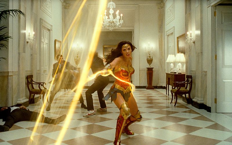 Auch in "Wonder Woman 1984" schwingt die Amazonenprinzessin Diana Prince (Gal Gadot) wieder ihr magisches Lasso der Wahrheit.