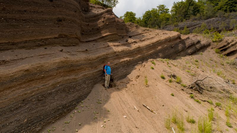 In einer neuen Folge "Terra X: Experdition Deutschland" begibt sich der Geologe Colin Devey auf die Suche nach Spuren aus der letzten Eiszeit und der Zeit des Vulkanismus.