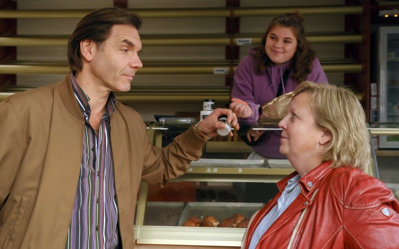 Tina (Gabriele Maria Schmeide, rechts) und Caro (Runa Greinger) müssen bei Bäcker Kowalski (Max Hopp) Überzeugungsarbeit leisten.
