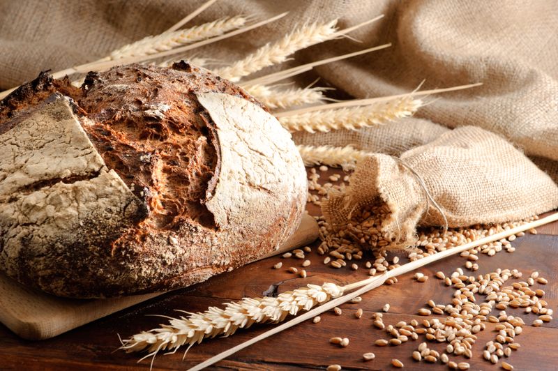 Getreide zählt zu den wichtigsten Grundnahrungsmitteln überhaupt. Denn ohne Getreide kann kein Brot gebacken, Müsli, Gebäck, Nudeln oder Reis hergestellt werden. Die bekannten Arten sind Roggen, Weizen und Gerste. Doch die Liste wird länger, wenn auch alte und fast vergessene Sorten sowie Pseudogetreide Beachtung finden - vor allem bei Unverträglichkeiten wie Zöliakie. 