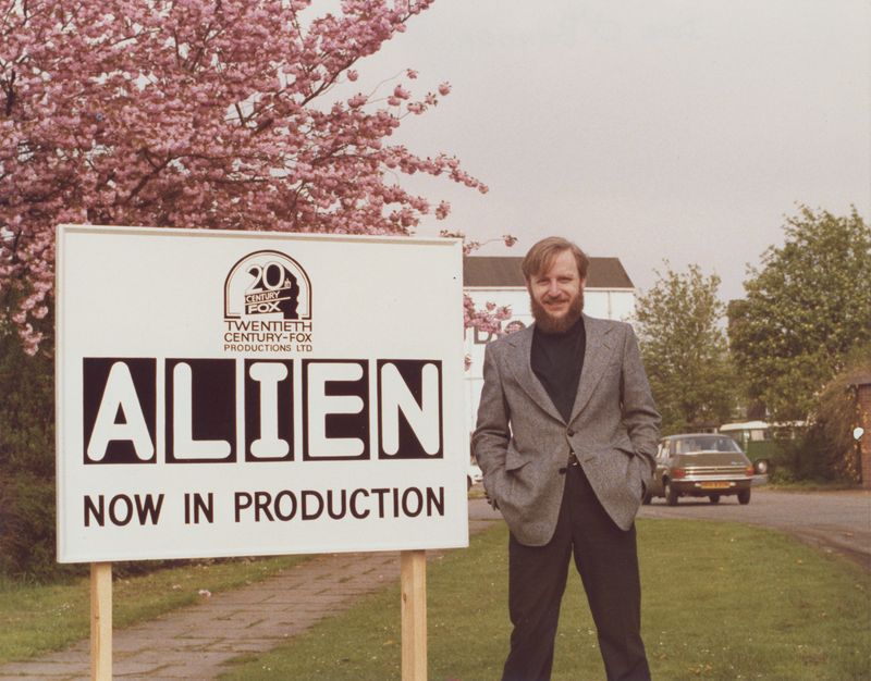 "Alien"-Erfinder Dan O'Bannon während der Dreharbeiten in den späten 70-ern. Der Autor, 2009 verstorben, musste viele Jahre lang um die Realisation seines Stoffes kämpfen. Nur zwei Millionen Dollar Budget waren zunächst für den Science Fiction-Film vorgesehen, Regisseur Walter Hill sprang ab. Ein unbekannter Typ namens Ridley Scott half aus ...