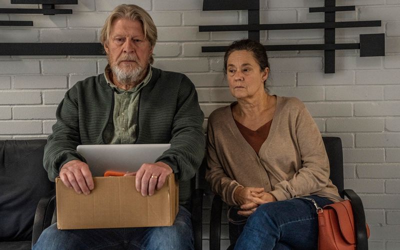 Joachim Wall (Rolf Lassgård) und Ingrid Wall (Pernilla August) hoffen lange, dass ihre Tochter Kim noch lebt.