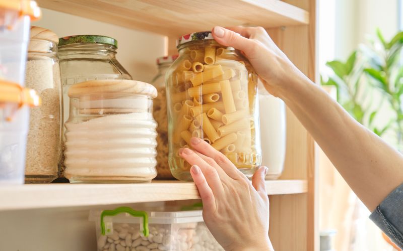 Wer kennt es nicht: Beim Aufräumen der Küche entdeckt man ganz hinten im Schrank eine längst abgelaufene Packung Nudeln oder eine Konserve aus einer Zeit, in der Corona hierzulande vor allem als Biermarke bekannt war. Oft landen eben diese Lebensmittel sofort in der Tonne. Doch das muss nicht sein! Wir verraten, welche Lebensmittel fast endlos lange halten.
