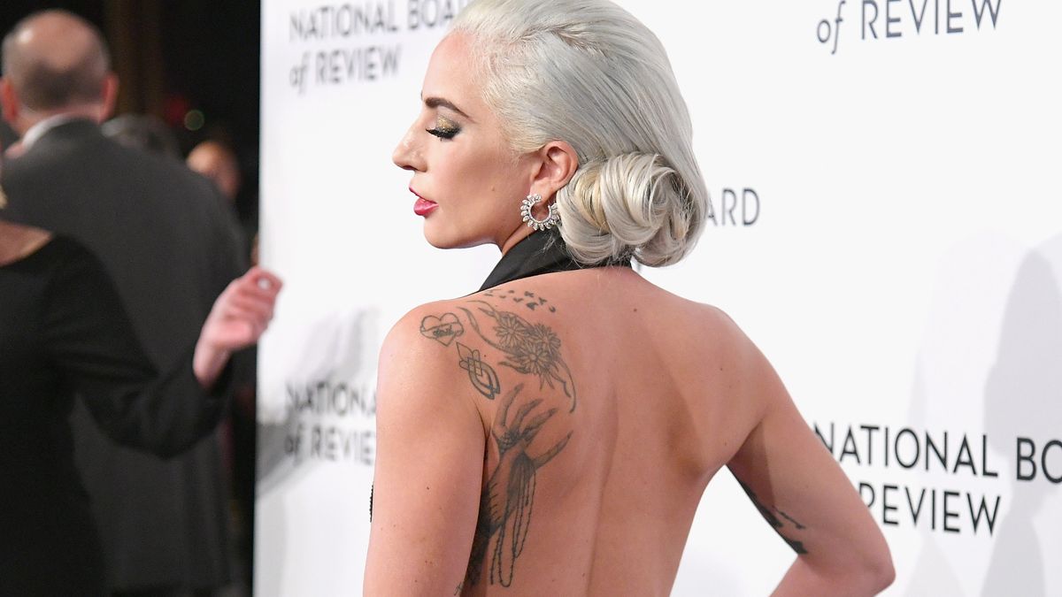 Tattoo Hinter Dem Ohr Buchstaben