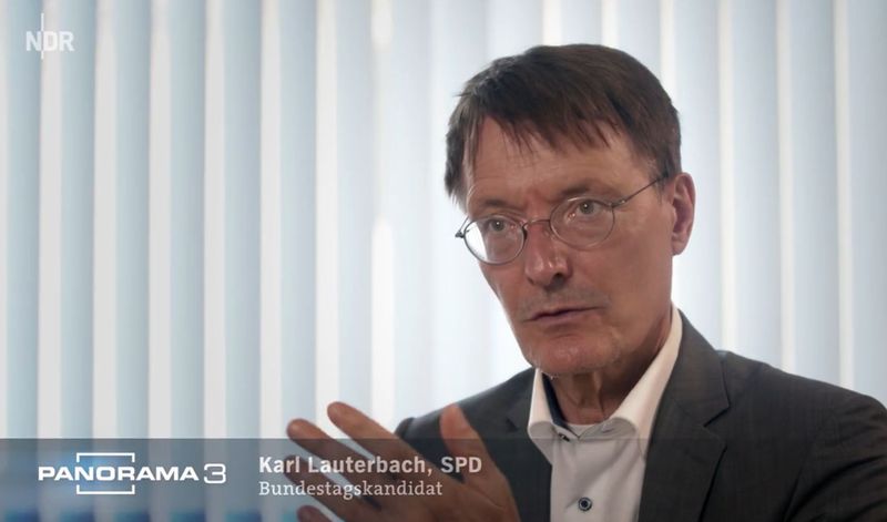 "Die Pöbelei macht mir nicht mehr so viel aus": SPD-Politiker Karl Lauterbach hat sich in den vergangenen Monaten zwangsläufig ein dickes Fell zugelegt. Aber der  Gesundheitsexperte weiß: "Der klassische Kommunalpolitiker geht voll ins Risiko."