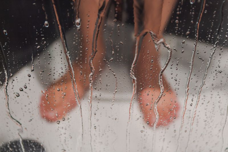 Leider eine Tatsache: Während man sich selbst wäscht, produziert man an anderer Stelle Verunreinigung, zum Beispiel an der gläsernen Duschwand. Wenn kalkhaltige Wassertropfen und Rinnsale mit Seifenresten an der Scheibe festtrocknen, ist die schicke Anmutung schnell beeinträchtigt. Das lässt sich jedoch ohne großen Aufwand vermeiden ...