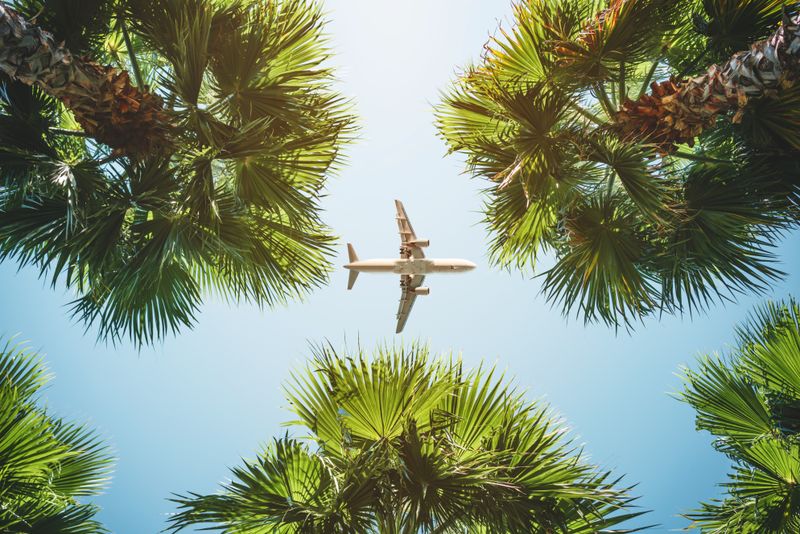 Bei jeder Reise sollte bedacht werden: je weiter das Urlaubsziel entfernt ist, desto höher ist der verursachte CO2-Ausstoß. Dazu zählen vor allem Fernreisen per Flugzeug. Zum Beispiel verbraucht ein Flug von Düsseldorf nach Mallorca etwa 0,75 Tonnen CO₂ pro Kopf, nach New York sogar 3,65 Tonnen CO₂. Als Ausgleich für den CO₂-Ausstoß kann in Klimaschutzprojekte investiert werden.