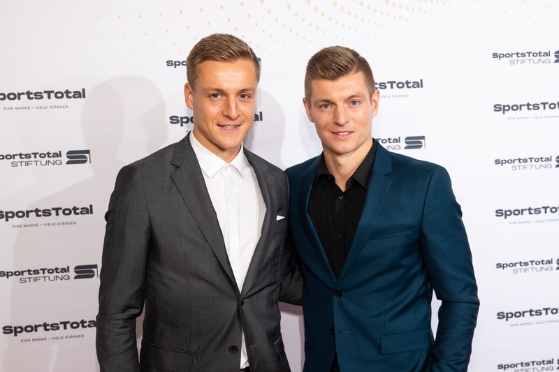 Die Brüder Felix (links) und Toni Kroos betreiben ihren eigenen Spotify-Podcast, "Einfach mal Luppen".