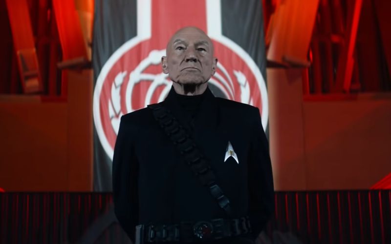 Captain Jean-Luc Picard (Patrick Stewart) ist in einer alternativen Zeitlinie der Anführer eines totalitären Regimes, das das Universum beherrscht.