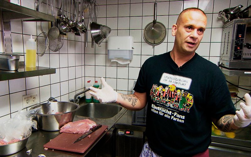Michael ist Hardcore-Fan von Eintracht Frankfurt. Der Hooligan und Koch sagt: "In den Obdachlosen, die wir gerade versorgen, sehe ich ein Schicksal, an dem ich haarscharf vorbeigegangen bin."