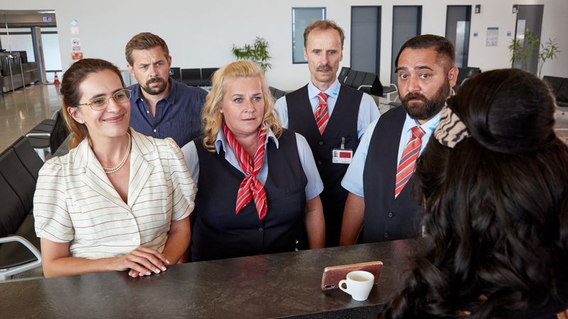 Die Flughafen-Crew um Jan (Klaas Heufer-Umlauf, zweiter von links) kehrt für eine finale Staffel zurück.
