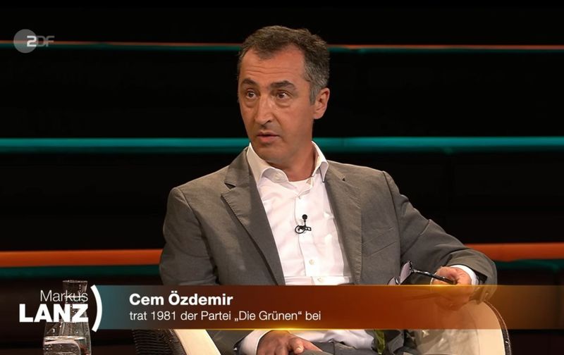 Cem Özdemir rang anfangs der "Markus Lanz"-Sendung mit den Tränen. Eigentlich sollte er die Umfragewerte der Grünen  analysieren, doch die Anwesenheit von Margot Friedländer, einer Holocaust-Überlebenden, führte die Debatte in eine andere, emotionalere Richtung.
