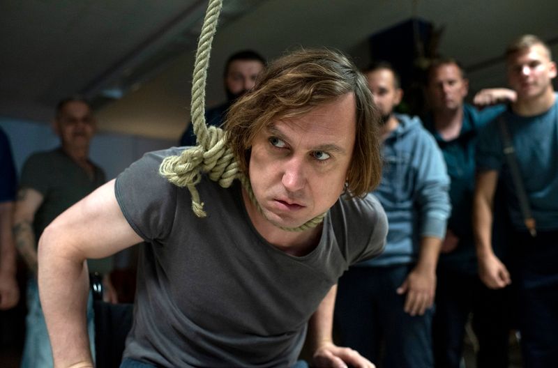 Diese frühe Szene im "Tatort: Borowski und der gute Mensch" dürfte extra für Lars Eidinger erdacht und geschrieben worden sein. Als inhaftierter Mörder Kai Korthals spielt er im Schiller-Stück "Die Räuber" der Gefängnis-Theater-AG die Hauptrolle und legt - wie nicht anders zu erwarten - einen großen Auftritt hin.
