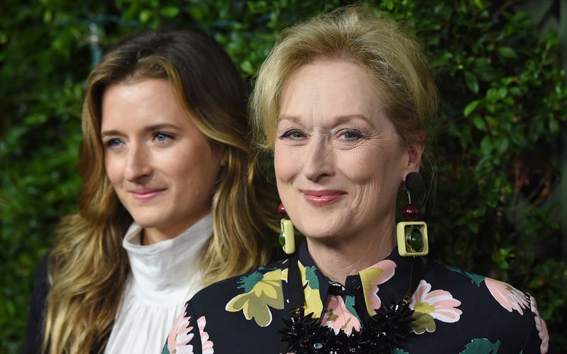 Liegt es in den Genen? Meryl Streep (rechts) ist eine lebende Hollywood-Legende. Aber auch ihre Tochter Grace Gummer ist Schauspielerin erfolgreich. Denn nur der Spross einer berühmten Mutter sein? Das reicht ihr und vielen Töchtern von Hollywoods Leading Ladies nicht, wie die Galerie zeigt ...  