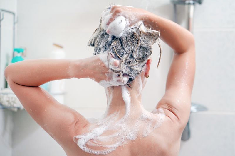 Die Argumente gegen allmorgendliches Haarewaschen mit viel Shampoo liegen auf der Hand: Es ist zeitaufwendig, finanziell nicht unerheblich und kann der Kopfhaut und ihrer natürlichen Beschaffenheit zusetzen. Ganz zu schweigen von Wasserverbrauch und -verunreinigung.