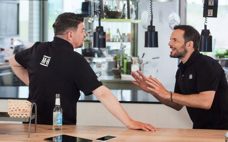 Tim Mälzer (links) oder Steffen Henssler, wer ist der bessere Koch? "Mälzer und Henssler liefern ab" (VOX) soll die Frage endgültig klären!