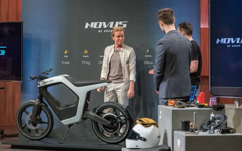 Nico Rosberg zeigte sich begeistert vom Design des "Novus"-Bikes. Dumm nur, dass er sich partout nicht daran erinnern konnte, dass er das E-Motorrad schon mal gesehen haben sollte.