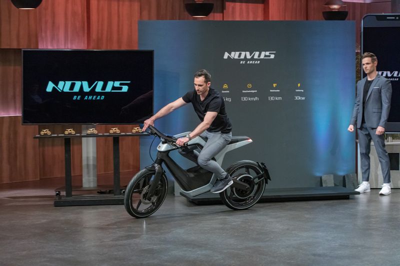 Rasanter Auftritt, stolze Forderung: 1,6 Millionen Euro wollten Marcus Weidig (links) und Erfinder Réne Renger für 10 Prozent an ihrem Unternehmen (und ihr E-Motorbike "Novus") haben.