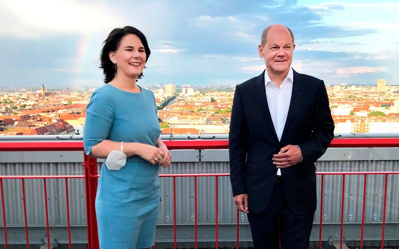 Kandidaten-Langzeitbeobachtung von Dezember 2020 bis September 2021: Annalena Baerbock und Olaf Scholz posieren nach dem "Polittalk" im Mai 2021 auf dem Dach des RBB in Berlin.