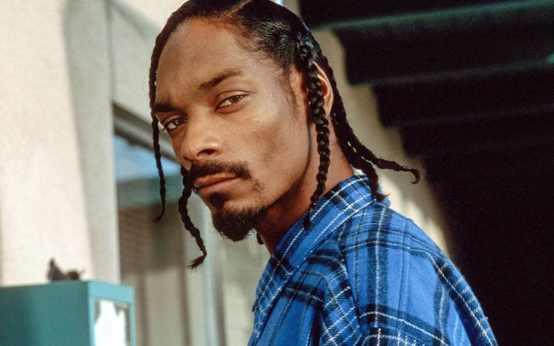 Als Rapper ist er eine Ikone, als Gesamtkunstwerk nur schwer zu fassen: Snoop Dogg war oder ist Dealer, Schauspieler, Moderator, Unternehmer, Regisseur, Trainer und steht selbstverständlich auch im "Guinness Buch der Rekorde". Am 20. Oktober wird das Multitalent 50, wir feiern ihn mit den unglaublichsten Fakten über sein Leben.