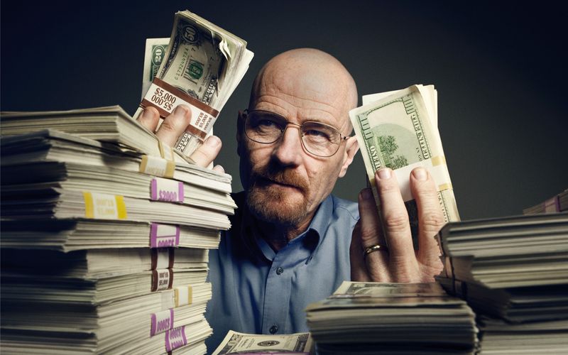 Geld regiert die Serienwelt! Seit einigen Jahren überbieten sich die Streamingdienste um Netflix (Bild: Bryan Cranston in "Breaking Bad"), Amazon und Co. mit immer teureren Produktionen. Sehen Sie hier, welche Serien am meisten kosteten ...