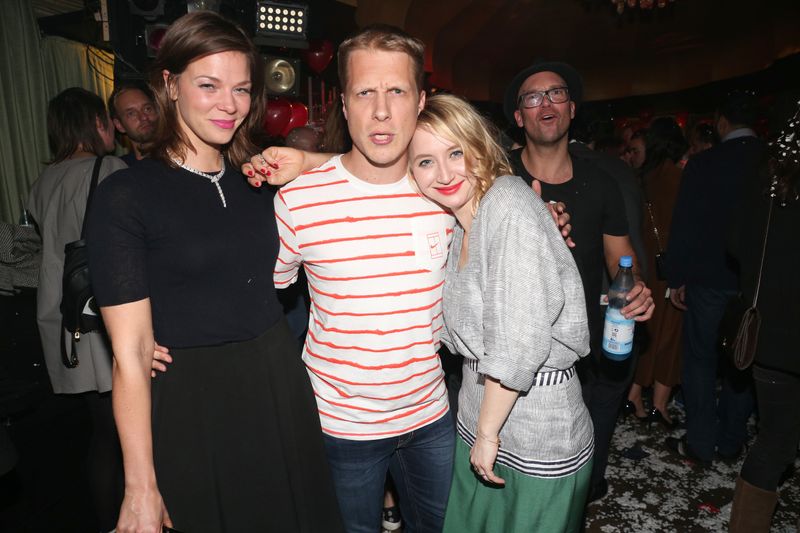 Pochers erste "prominente" Beziehung haben die meisten womöglich auch nicht mehr auf dem Schirm: Im Jahr 2000 war der Moderator kurzzeitig mit seiner damaligen VIVA-Kollegin Jessica Schwarz (links) liiert. Die findet das allerdings kaum erwähnenswert: Die Beziehung sei "ehrlich gesagt nicht lang und nicht intensiv genug" gewesen, erklärte Schwarz im Interview mit "T-Online".