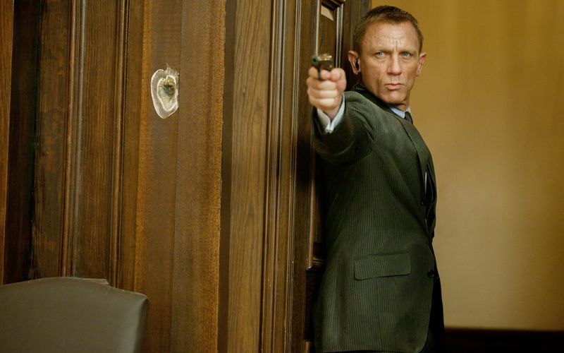 James Bond "007" (Daniel Craig) setzt alles daran, eine sensible Liste zurückzuholen, die gestohlen wurde.