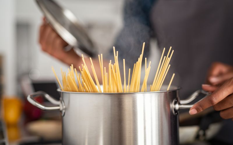 Nudeln wollen schwimmen! Nutzen Sie zum Kochen von Pasta also immer einen großen Topf, so verhindern Sie, dass sie am Boden festklebt oder bricht. Auch hoch genug sollte der Topf sein. Füllen Sie ihn nur bis zu drei Viertel mit Wasser - sonst kocht es über. 